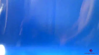 Chica delgada de Kiev atiende a dos chicos — captura 