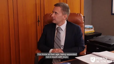 Il capo condivide la sua segretaria prosperosa con il suo socio — screenshot 