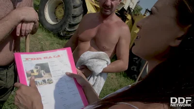 Dos conductores de tractor follaron a la hija de un granjero — captura 