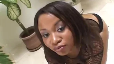 Mulher negra gostosa recebe dois paus — captura 