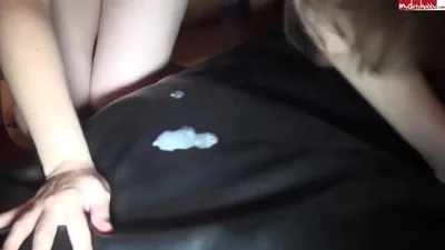 Moglie ama rilassarsi in mezzo alla folla — screenshot 