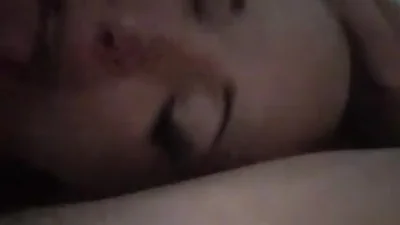 Marido bissexual trouxe um amigo e organizou um sexo em grupo MFM em casa — captura 