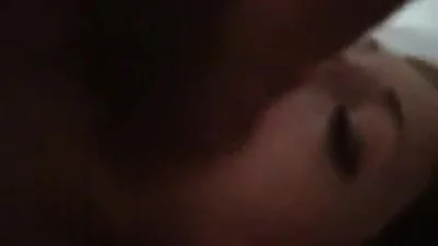 Marido bissexual trouxe um amigo e organizou um sexo em grupo MFM em casa — captura 