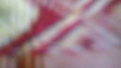 Fille maigre se fait baiser par des hommes des deux côtés — capture 
