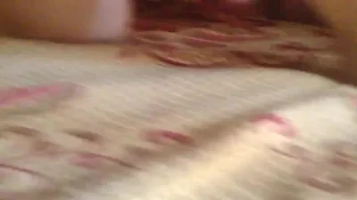 Fille maigre se fait baiser par des hommes des deux côtés — capture 