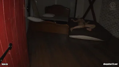 Donna giapponese si ritrova spesso in situazioni di sesso di gruppo — screenshot 