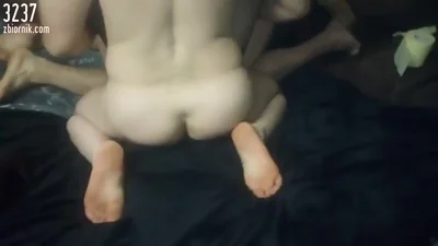 Riche femme en bas se fait défoncer par trois mecs — capture 