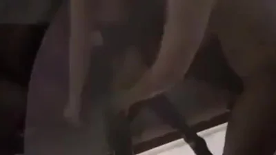 Tre persone scopano una bella ragazza — screenshot 