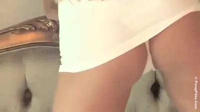 Chica con tetas falsas posa espontáneamente en una sesión de fotos — captura 