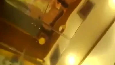 Tres personas penetraron a una morena delgada — captura 