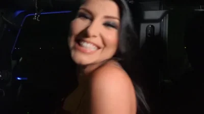 Sesso di gruppo con una bella donna
