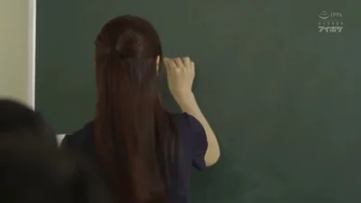 Insegnante giapponese scopata da tutti gli studenti — screenshot 