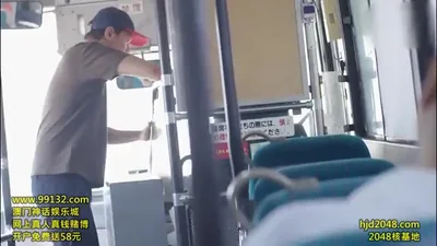 Tutto l'autobus scopa una donna asiatica — screenshot 