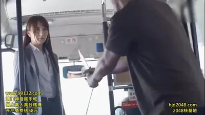 Tutto l'autobus scopa una donna asiatica — screenshot 