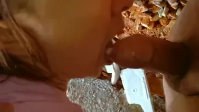 Eles enrolam e fodem uma mulher em uma caverna à beira-mar — captura 