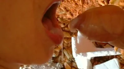 Eles enrolam e fodem uma mulher em uma caverna à beira-mar — captura 