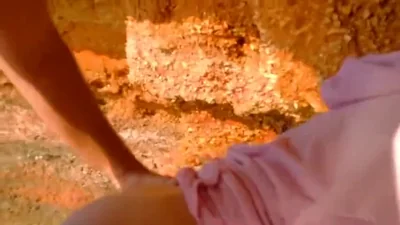 Eles enrolam e fodem uma mulher em uma caverna à beira-mar — captura 