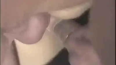 Ils ont aspergé une salope de leur chatte — capture 