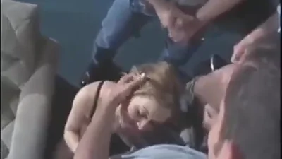 Ils ont aspergé une salope de leur chatte — capture 