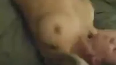 Ela convidou dois caras para casa — captura 