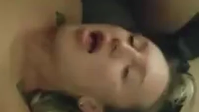 Ela convidou dois caras para casa — captura 