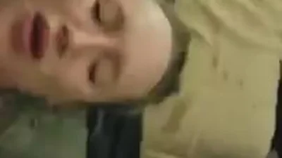 Ela convidou dois caras para casa — captura 