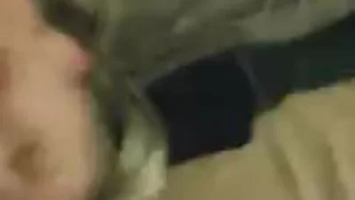 Ela convidou dois caras para casa — captura 