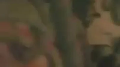 Ela convidou dois caras para casa — captura 