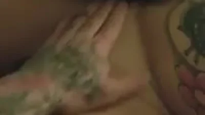Ela convidou dois caras para casa — captura 