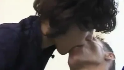 Francesa esbelta e dois bissexuais — captura 