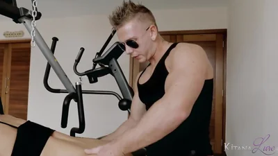 Rubia fitness es follada por dos personas en el gimnasio — captura 
