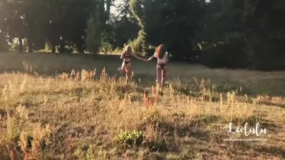 Scambisti si divertono un mondo nella foresta — screenshot 