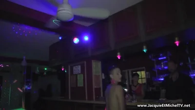 Sexe de groupe dans un club échangiste — capture 