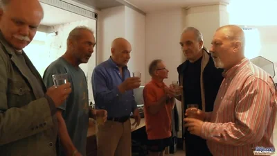 Vecchi uomini si sono passati una giovane bionda — screenshot 