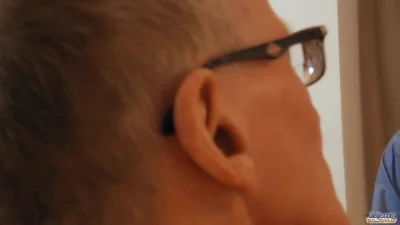 Vecchi uomini si sono passati una giovane bionda — screenshot 