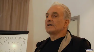 Vecchi uomini si sono passati una giovane bionda — screenshot 