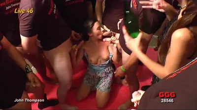 Orgia con una snella bruna in tutti i buchi — screenshot 
