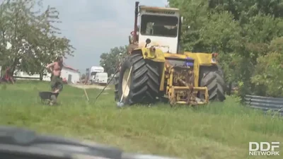 Conducteurs de tracteurs baisent une fille sexy — capture 