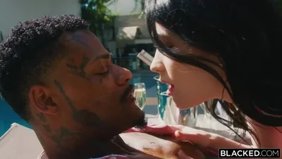 Dei ragazzi neri si sono divertiti con una ragazza pallida dai capelli scuri — screenshot 