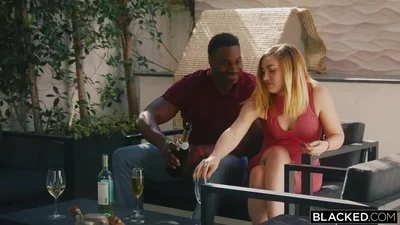 Dei ragazzi neri si sono divertiti con una ragazza pallida dai capelli scuri — screenshot 