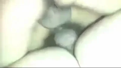 Ils baisent une salope maigre dans une chambre d'hôtel — capture 