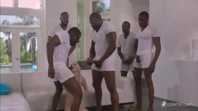 Bande de Noirs baise une petite blonde et lui couvre le visage de sperme — capture 