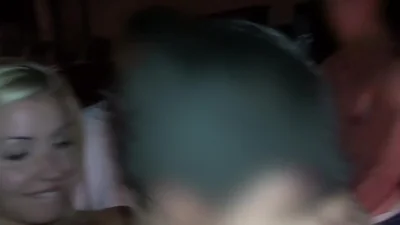 Donna francese viene scopata da tutti durante una serata fuori — screenshot 