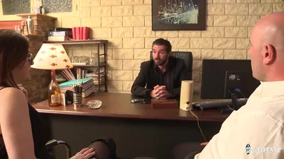 Donna francese con gli occhiali viene scopata da due uomini — screenshot 