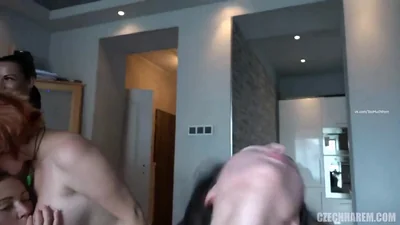 Hombre y unas treinta mujeres — captura 
