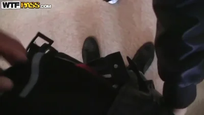 Estudante russa cede a dois homens por dinheiro — captura 