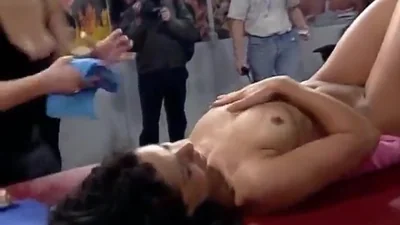 Putas folladas en una exhibición — captura 