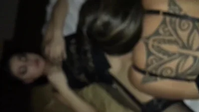 Bellezze bisessuali a volte si distraggono con un cazzo — screenshot 