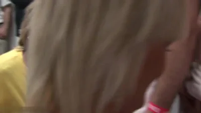 Due donne mature e formose vengono violentate da un gruppo di uomini — screenshot 