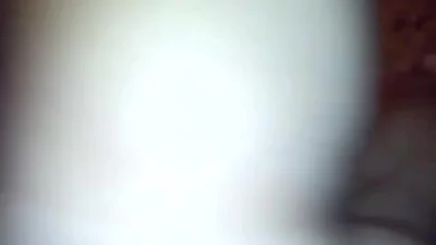 Marito tocca la figa di sua moglie mentre il suo amante la scopa nel culo — screenshot 